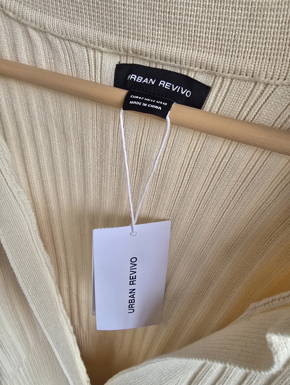 URBAN REVIVO Cream Ribbed V-Neck Collared Sweater Cardigan with Gold Button - Picture 7 of 10